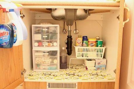 Organizando el bajo fregadero... Organizando el bajo fregadero...