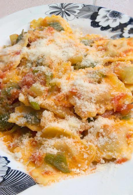 Raviolis de atún y tomate con salsa de verduras Raviolis de atún y tomate con salsa de verduras