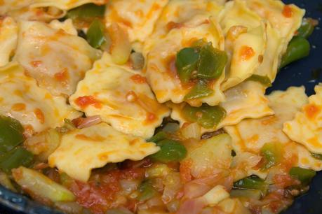 Raviolis de atún y tomate con salsa de verduras Raviolis de atún y tomate con salsa de verduras