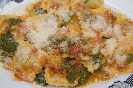 Raviolis de atún y tomate con salsa de verduras Raviolis de atún y tomate con salsa de verduras