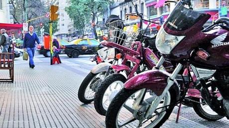 37% de caída de ventas en motos acarreos-motos-mal-estacionadas-peatonales_IECIMA20130809_0001_7