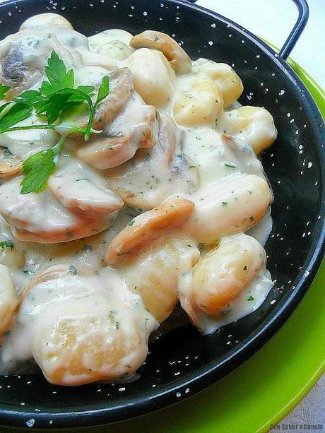 Ñoquis de patata con champiñones en salsa gorgonzola Ñoquis de patata con champiñones en salsa gorgonzola
