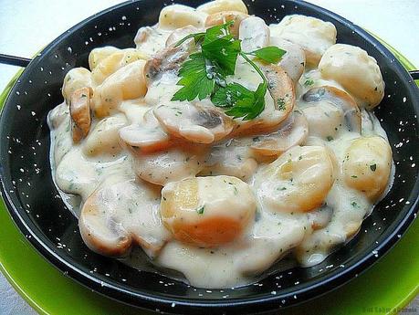 Ñoquis de patata con champiñones en salsa gorgonzola Ñoquis de patata con champiñones en salsa gorgonzola