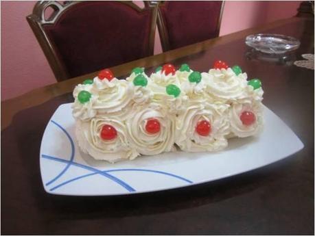 BRAZO GITANO RELLENO DE MERMELADA DE CEREZAS BRAZO GITANO RELLENO DE MERMELADA DE CEREZAS