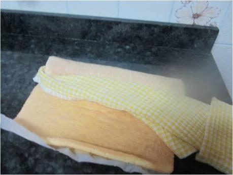 BRAZO GITANO RELLENO DE MERMELADA DE CEREZAS BRAZO GITANO RELLENO DE MERMELADA DE CEREZAS