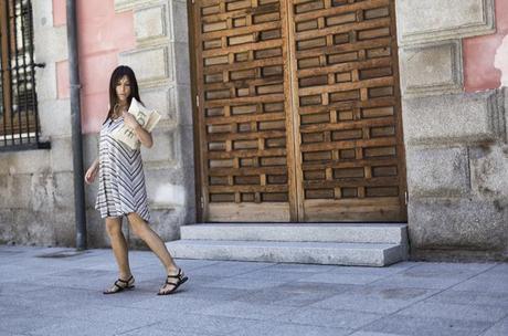 street style barbara crespo hakei striped pattern dress fashion blogger outfit blog de moda street style barbara crespo hakei striped pattern dress fashion blogger outfit blog de moda