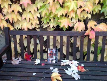 Fernando Gessa: “Hay ocasiones en que los lectores necesitan que la historia que les ha enganchado siga desarrollándose” Foto de Brigitte Erath-Book en un rincón del bello jardín de su casa, inspirada en el libro de Fernando Gessa