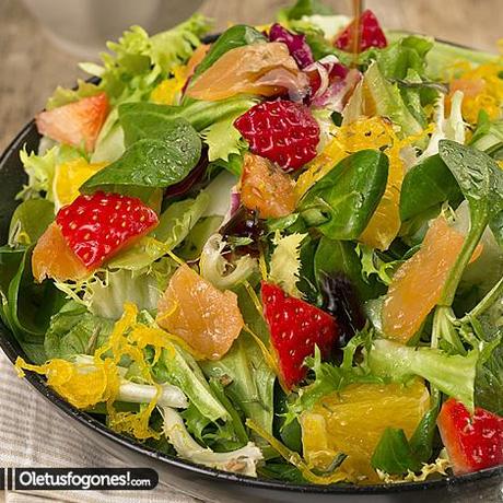 Ensalada de salmón, naranja y fresas