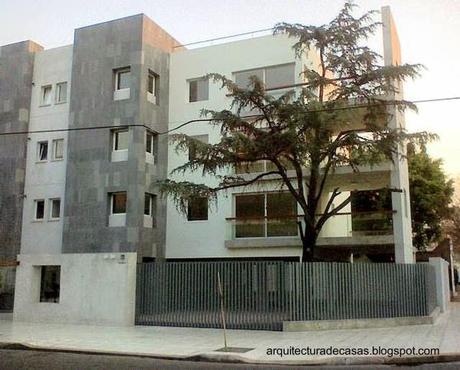 Detalle de un edificio residencial contemporáneo de baja altura en Villa Devoto, Buenos Aires