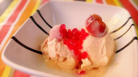 Helado de yogurt con cerezas y caviar de granadina