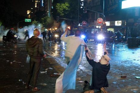 Hinchas detenidos en Argentina, 50 policías heridos