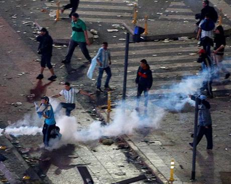 Hinchas detenidos en Argentina, 50 policías heridos