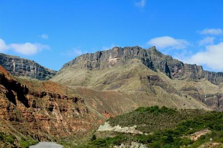 Salta: los Valles Calchaquíes, viñedos en Cafayate, los pueblitos hasta llegar a Cachi y la increíble bajada por la Cuesta del Obispo.