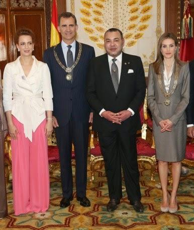 Dña. Letizia llega a Marruecos vestida de ejecutiva