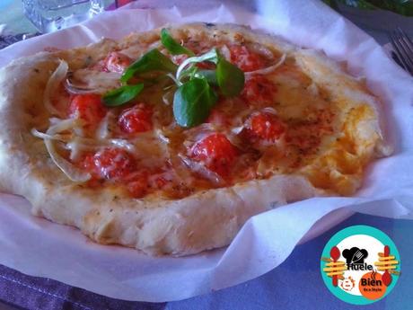 Coca con pulpa de tomate, cebolla y queso