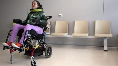 Una mujer tetrapléjica denuncia que no puede volver al país porque Aerolíneas Argentinas no la traslada