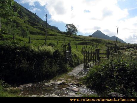 Ruta Tuiza Siegalavá: Portilla en el camino