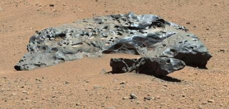 Nueva composición de imágenes del meteorito de hierro encontrado por Curiosity 20140716-122056-44456405.jpg