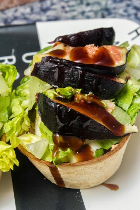 Barquitas de paté de bonito con queso y ensalada de breva Barquitas de paté de bonito con queso y ensalada de breva