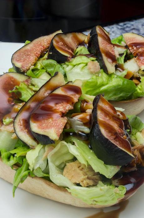 Barquitas de paté de bonito con queso y ensalada de breva Barquitas de paté de bonito con queso y ensalada de breva