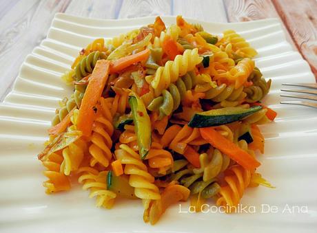 Salteado de verduras con pasta en espirales