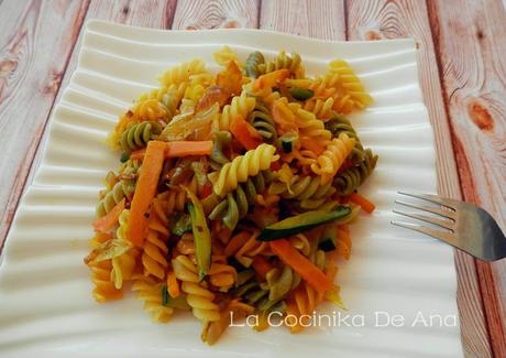 Salteado de verduras con pasta en espirales