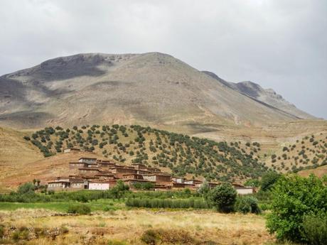 De Iskattafene a Zawyat Oumzi. Aldeas del Valle Aït Bouguemez. Marruecos