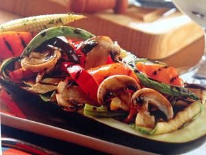 Berenjena rellena de verduras con vinagreta berenjena