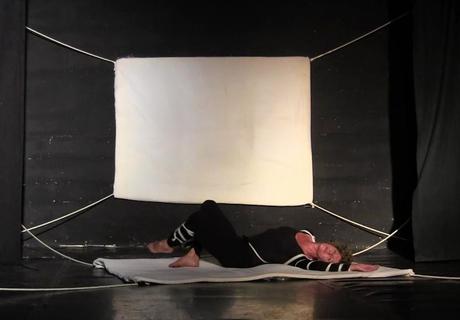 Instantes de la representación: GRIETAS DE LA NOCHE - Composición escénica creada e interpretada por Mercedes Ridocci - 11 de Julio - 2014