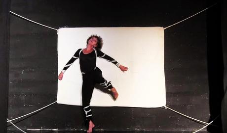 Instantes de la representación: GRIETAS DE LA NOCHE - Composición escénica creada e interpretada por Mercedes Ridocci - 11 de Julio - 2014