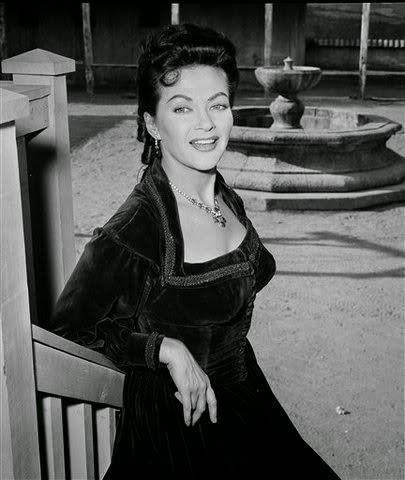 Las damas más oscuras del cine y la televisión de todos los tiempos 4ª parte: LiLy Munster-Yvonne De Carlo