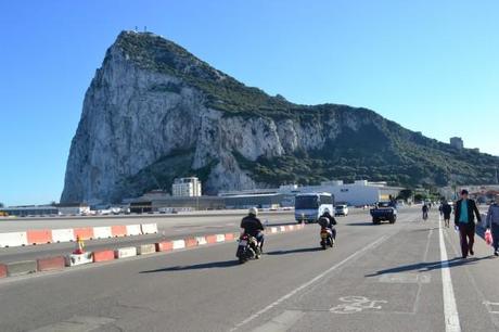 El peñón de Gibraltar, al cuál se accede a través de un aeropuerto!