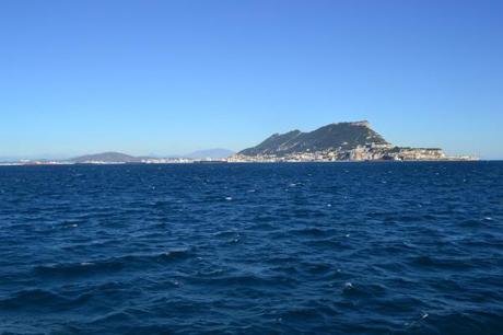 El peñon de Gibraltar, visto desde el Estrecho