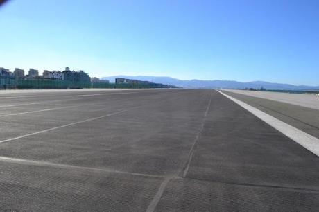 El aeropuerto transversal en Gibraltar, el cuál se cruza caminando para ingresar al peñón