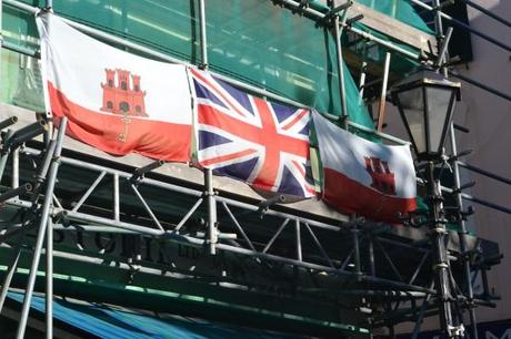 Las banderas de Gibraltar y del Reino Unido, hermanadas.