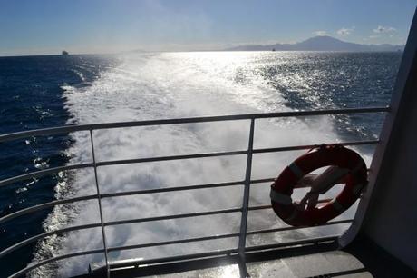 En el barco dejando África atrás, cruzando el Estrecho con destino a España