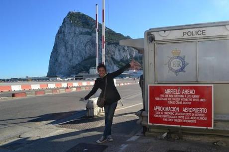 Janire con el letrero de anuncio de ingreso a través del aeropuerto de Gibraltar!