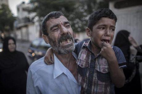 Padre y hermano de dos de los niños asesinados por Israel en el puerto de Gaza. La imagen es de EFE.