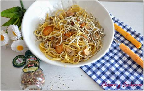 Spaguettis con gulas y champiñones.