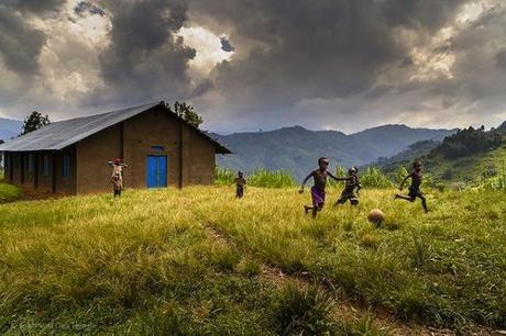 juego infantil niños jugando en uganda