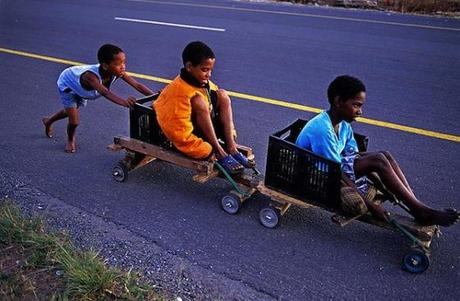 juego infantil niños jugando con coches hechos con cajas