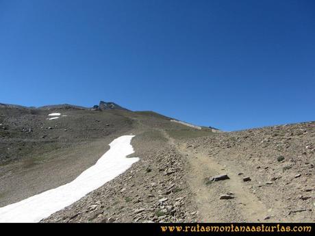 Ruta Hoya de la Mora - Veleta: Sendero entre polvo y piedra Ruta Hoya de la Mora - Veleta: Sendero entre polvo y piedra