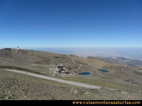 Ruta Hoya de la Mora - Veleta: Vista del radiotelescopio y estación de esquí Ruta Hoya de la Mora - Veleta: Vista del radiotelescopio y estación de esquí