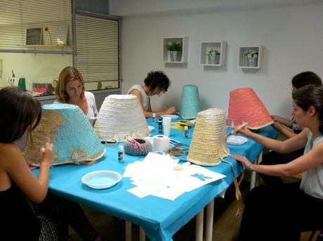 Chicas creando capazos pintados en Donostia