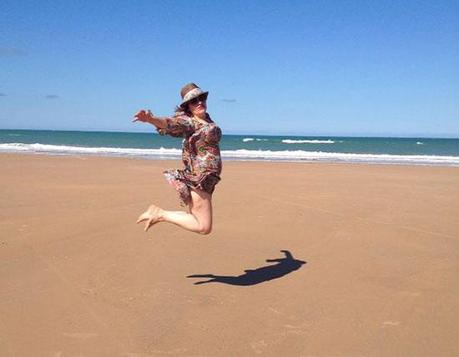 Arantza saltando en la playa de Chiclana