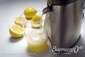 Exprimiendo limones para el zumo.