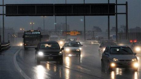 Un camión volcó después de chocar con otro en el Km 55 del Acceso Oeste Un camión volcó después de chocar con otro en el Km 55 del Acceso Oeste