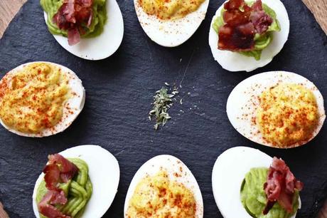 Huevos rellenos con guacamole y bacon muy muy crujiente relleno para huevos duros