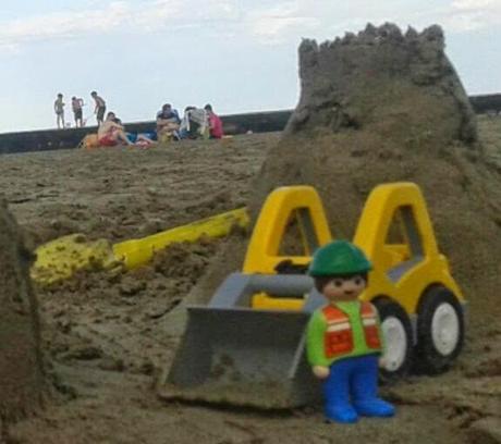 Un Playmobil en la playa.