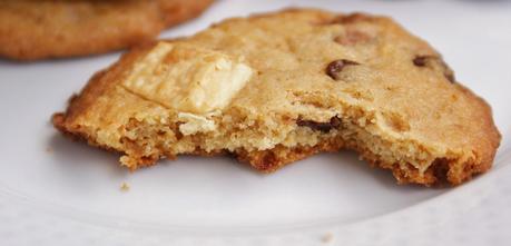 Cookies blanditas con tres chocolates Cookies blanditas con tres chocolates